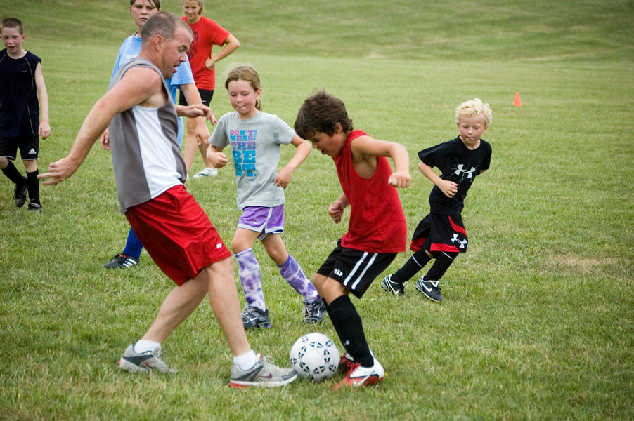 Kids_Parentsplayingsoccer